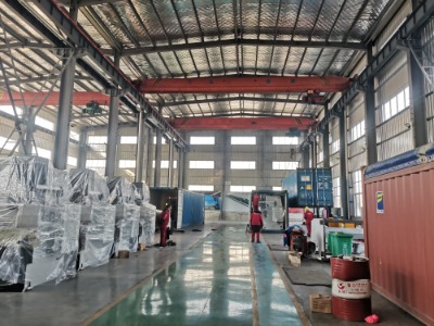 Wie handhabt diese große Biegemaschine den Balligkeitsausgleich für die Durchbiegung über die gesamte Biegelänge?